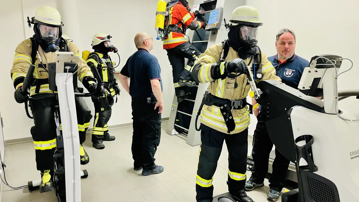 Zur Ausbildung zum Atemschutzgeräteträger gehört ein Belastungs-Check auf dem Fitnessfahrrad, dem „Hand-Fahrrad“ und auf der Endlosleiter. Klaus Lehnert (links) und Jochen Lutz spornen die Teilnehmer zum Durchhalten an und achten darauf, dass niemand über seine Grenzen geht.