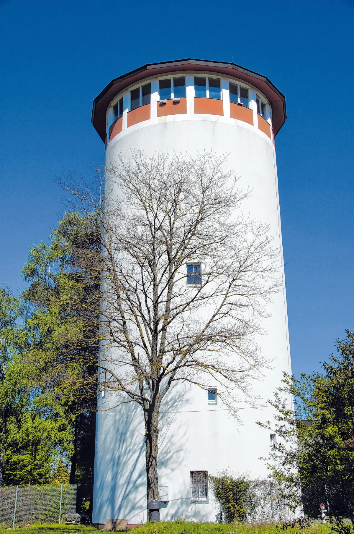 Das Wahrzeichen von Kusterdingen: der Wasserturm. Daneben die fünf Wappen der Härtengemeinden, deren Idylle mit Blick auf die Achalm im Bild Mitte gut erkennbar ist. Rechts oben ist das fertiggestellte Feuerwehrhaus in Kusterdingen und im Bild unten sind die ersten Bewohner des neuen Seniorenzentrums Kusterdingen mit Einrichtungsleiterin Regina Hönes (re.) zu sehen. Fotos: Soltau / Archivbilder / Bernhard Krause