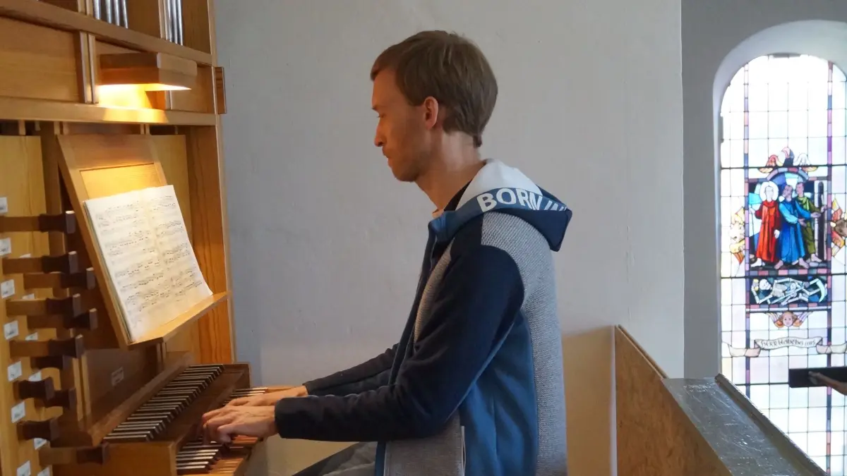 Tobias Wolber beim Einspielen der neu eingebauten Michelbacher Orgel