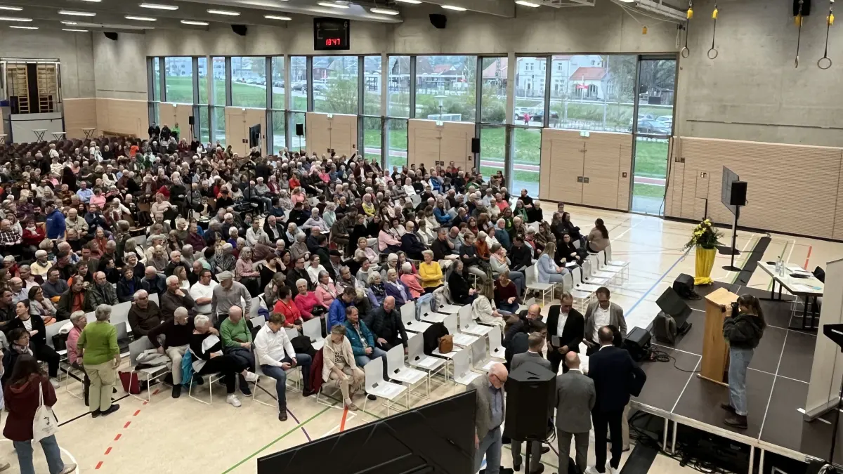 Kandidatenvorstellung BM-Wahl Ammerbuch in der vollen Sporthalle in Entringen