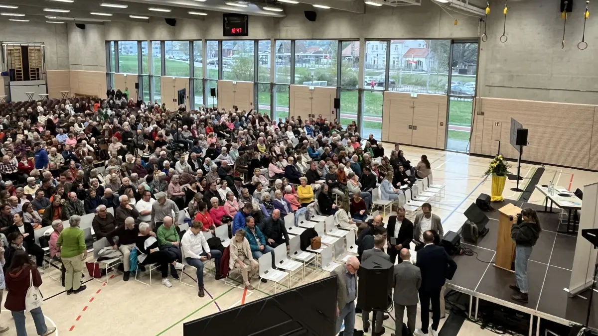 Kandidatenvorstellung BM-Wahl Ammerbuch in der vollen Sporthalle in Entringen