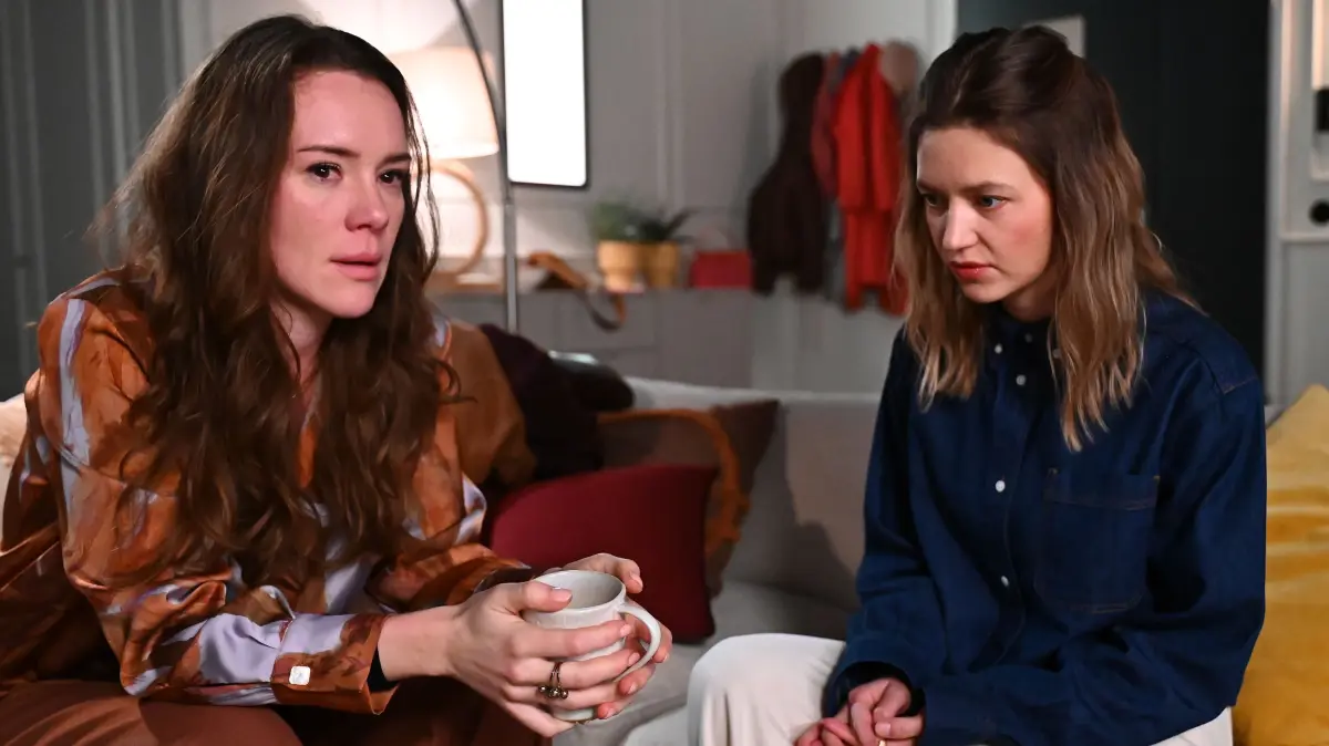 Nathalie (Amrei Haardt) hört ein Gespräch mit – und erkennt, dass Emma (Luisa Binger) gelogen hat.