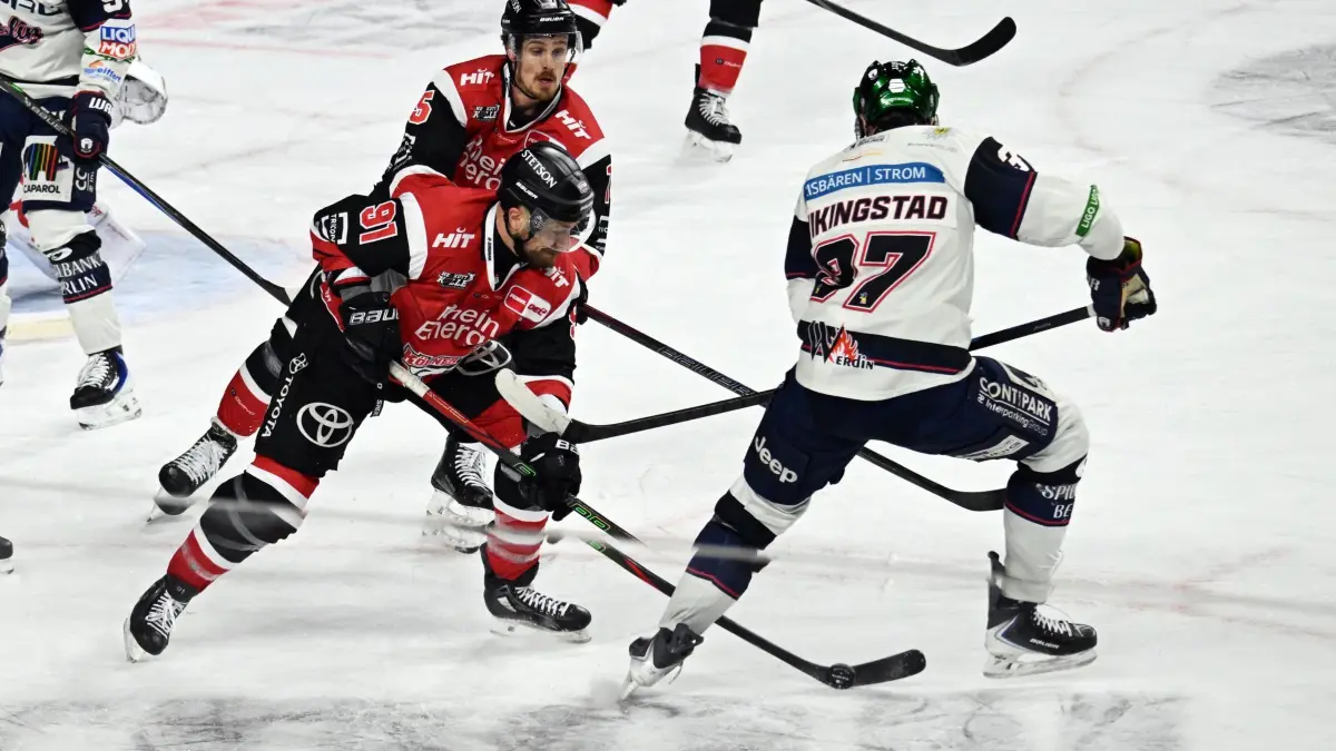 Kölner Haie - Eisbären Berlin: 15.04.2026, Nordrhein-Westfalen, Köln: Eishockey, Männer: DEL, Kölner Haie - Eisbären Berlin, Meisterschaftsrunde, Halbfinale, 4. Spieltag, Lanxess Arena, Moritz Müller (Kölner Haie) und Markus Vikingstad (Eisbären Berlin) kämpfen auf dem Eis um den Puck. Foto: Federico Gambarini/dpa +++ dpa-Bildfunk +++