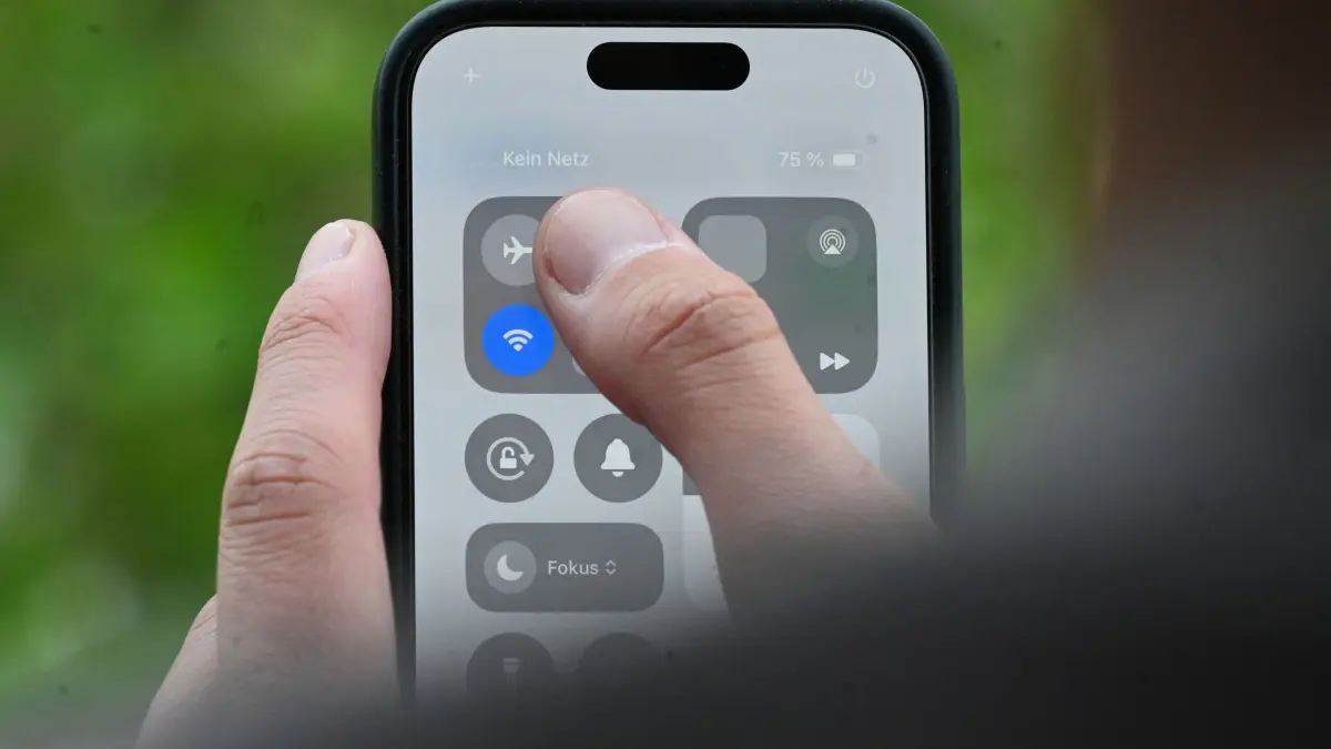 Telekommunikation - Funklöcher: PRODUKTION - 04.06.2025, Hamburg: Ein Mann hält ein Mobiltelefon in der Hand, auf dem Display wird der Schriftzug «Kein Netz» angezeigt (gestellte Szene). Die Bundesnetzagentur hat einen Messkatalog festgelegt, mit dem sich Verbraucher auf ein Minderungsrecht bei besonders schlechtem Mobilfunk-Empfang berufen können. (zu dpa: «Weniger zahlen bei miesem Handynetz: Staat legt Regeln fest») Foto: David Hammersen/dpa +++ dpa-Bildfunk +++