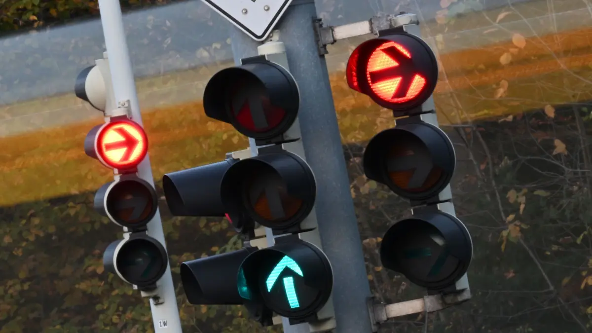 Wegen Ameisenbefall ausgefallene Ampel führt zu Unfällen: SYMBOLBILD - 04.11.2024, Baden-Württemberg, Stuttgart: Verkehrsampeln leuchten in rot und grün. (Symbolbild) (zu dpa: «Ameisen legen Karlsruher Ampel lahm – zwei Unfälle») Foto: Bernd Weißbrod/dpa +++ dpa-Bildfunk +++