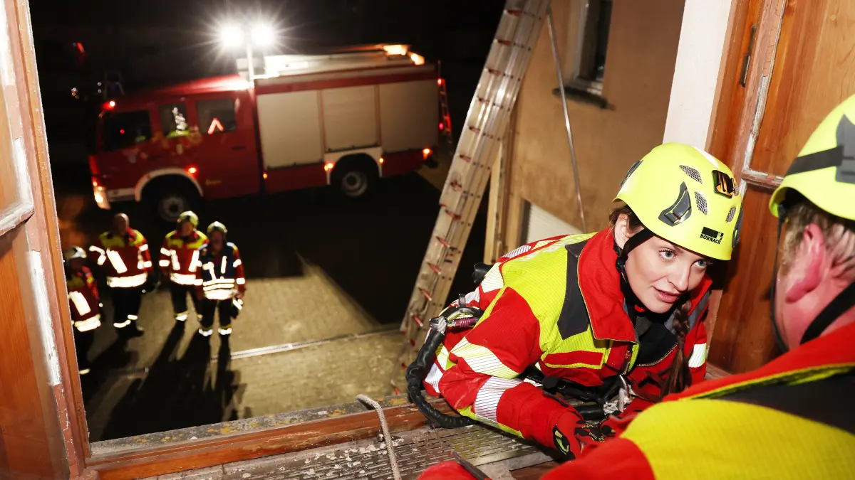 Brandaktuell 2026: Redakteurin Alisa Grün wagt den Selbst-Test und nimmt an einer Übung der Feuerwehr Obersontheim teil.