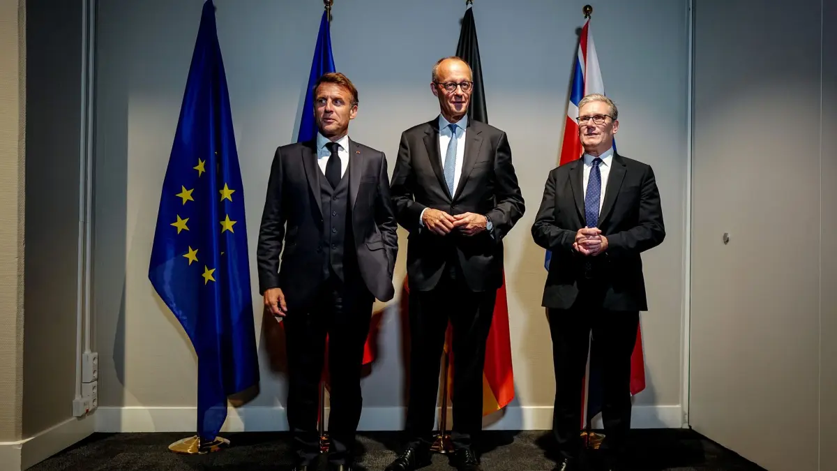 Merz, Macron, Starmer: ARCHIV - 24.06.2025, Niederlande, Den Haag: Frankreichs Präsident Emmanuel Macron (l-r), Bundeskanzler Friedrich Merz (CDU) und Keir Starmer, Premierminister von Großbritannien, treffen sich in Den Haag im Delegationshotel am Rande des Nato-Gipfels zu einem trilateralen Gespräch im E3-Format. (zu dpa: «Merz fliegt zur Hormus-Konferenz nach Paris») Foto: Kay Nietfeld/dpa +++ dpa-Bildfunk +++