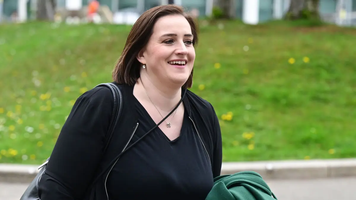 Koalitionsverhandlungen zwischen Grünen und CDU beginnen: 15.04.2026, Baden-Württemberg, Stuttgart: Lena Schwelling (Landesvorsitzende Bündnis 90 / Die Grünen) geht in die Sparkassenakademie zu den beginnenden Koalitionsverhandlungen zwischen Grünen und CDU. Foto: Bernd Weißbrod/dpa +++ dpa-Bildfunk +++