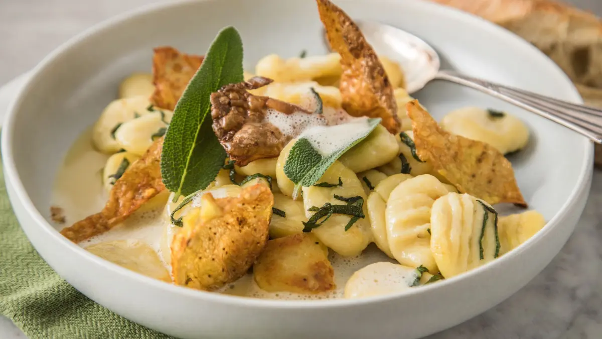 Kartoffel-Salbei-Gnocchi: ILLUSTRATION - Mediterraner Genuss: Die Mischung aus Salbei und Butter passt perfekt zu Gnocchi, und sorgt für ein aromatisches, feines Geschmackserlebnis. (zu dpa: «Mediterrane Speisen - wie Salbei sein volles Aroma entfaltet») Foto: Christin Klose/dpa-tmn - Honorarfrei nur für Bezieher des dpa-Themendienstes +++ dpa-Themendienst +++