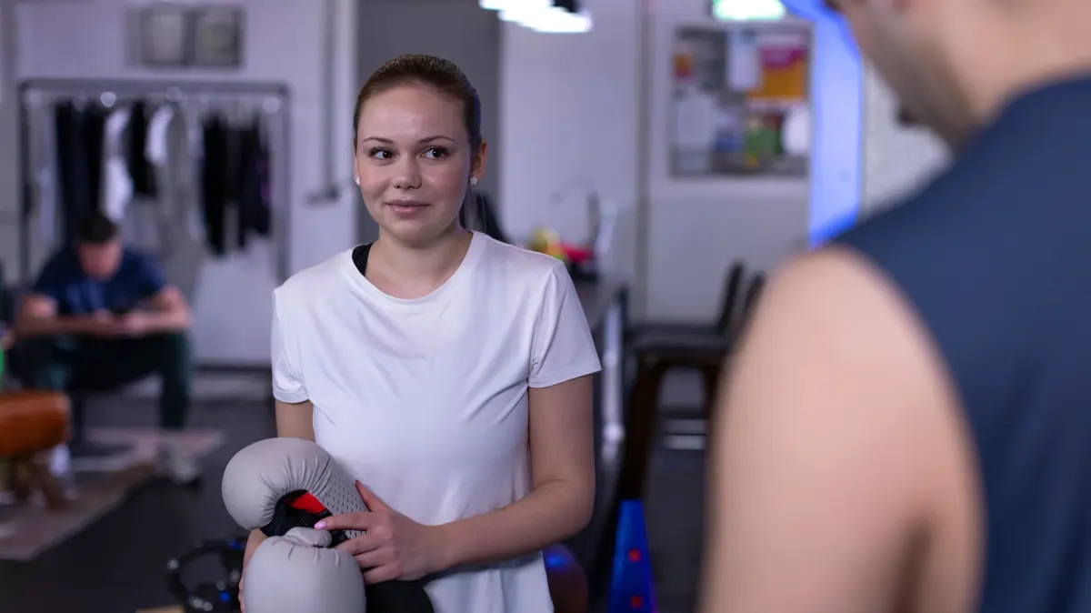 Ronja (Theresa Traser) fällt es schwerer als gedacht, sich vor Baris (Metehan Demiröz) "normal" zu verhalten.