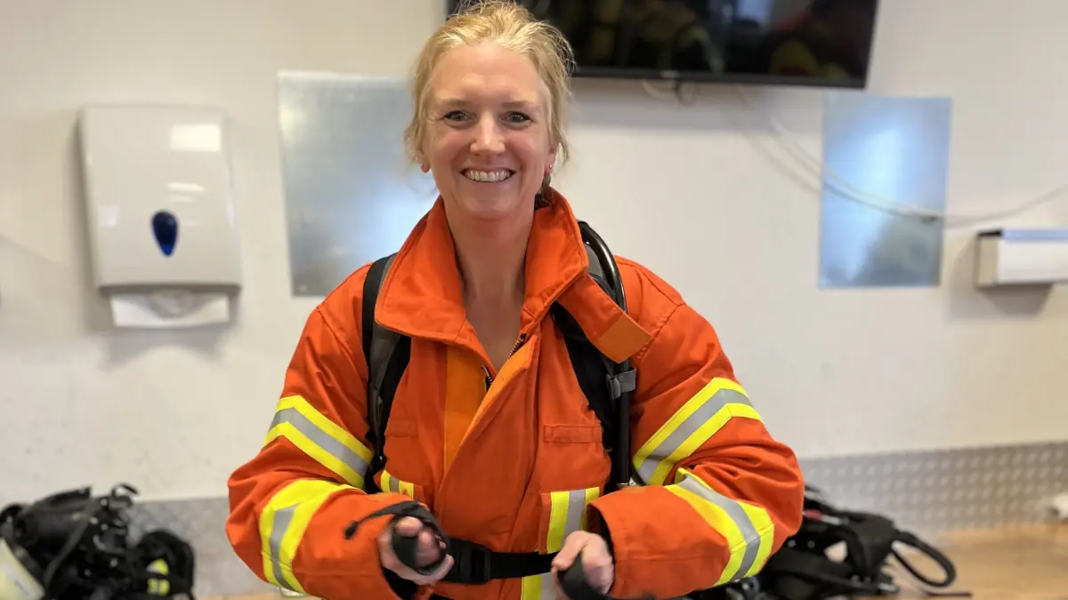 Sarah Wolz aus Langenburg zieht sich die Schutzkleidung an.