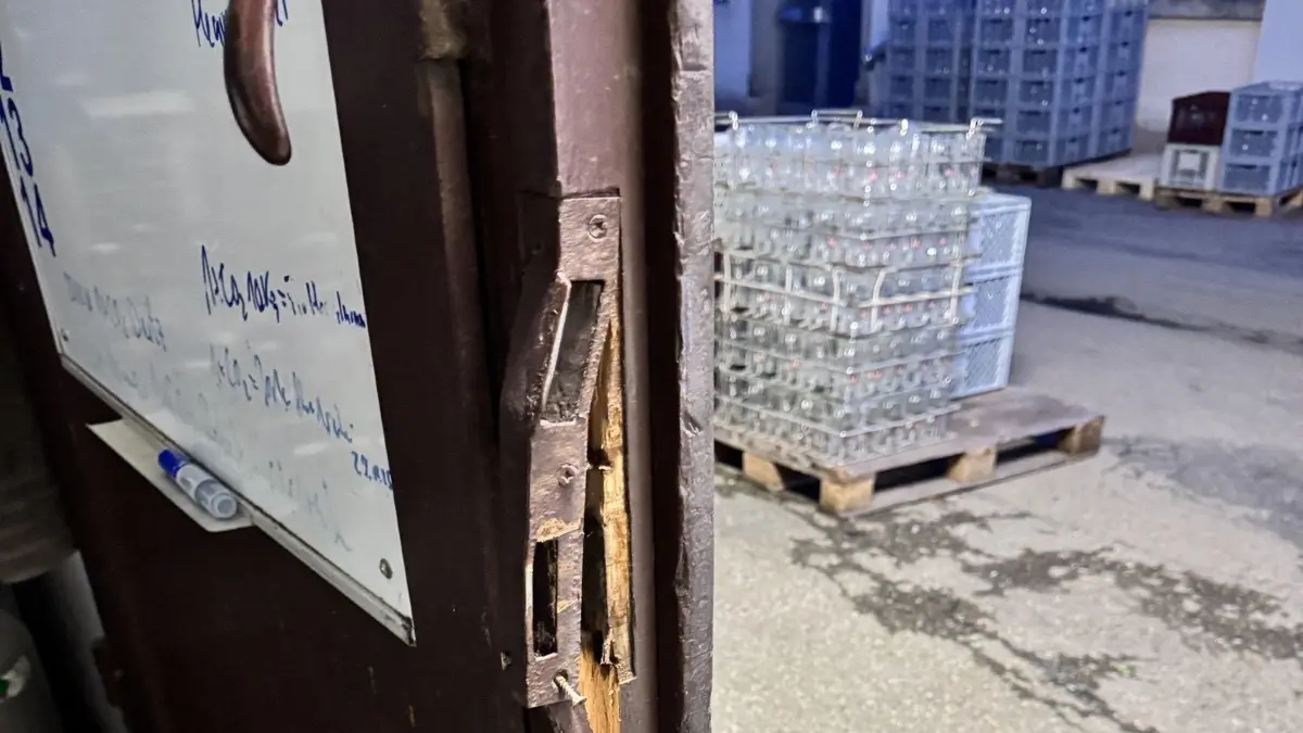Beim Einbruch in der Riedbacher Brauerei ist eine Tür mit roher Gewalt wohl aufgestemmt worden.