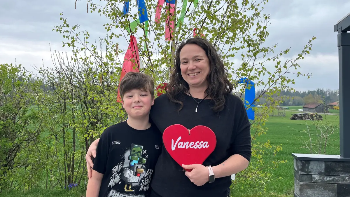 Ingrid Schimmele aus Gschwend-Honkling verkauft seit 15 Jahren Maibaumbänder. Seit 2026 bietet sie nun zum ersten Mal auch Liebesmaien an. Ihr Sohn Robin (10) unterstützt sie gerne beim Schmücken.