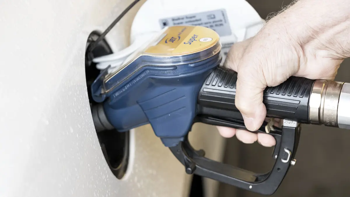 Sprit wird ab September teurer. Der Tankrabatt gilt nur noch bis zum 31. August. Die Entlastung durch den Tankrabatt läuft zum 31. August 2022 aus. Trotzdem bleibt der große Run auf die Tankstellen im Kreisgebiet aus. Die Energiesteuer wieder im vollem Umfang erhoben, was zu steigenden Spritpreisen für Diesel, Super und Super E10 führen wird. Im Bild die Jet-Tankstelle in Geislingen an der B10 in der Stuttgarter Straße 213. Inhaber: Nevzat Cankur.