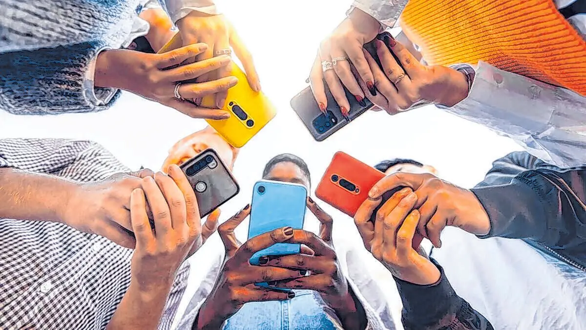 Ein Smartphone und die Handynummer oder E-Mail-Adresse des Empfängers genügen, um einfach, sicher und schnell zu überweisen. ⇥Foto: Davide Angelin/adobe.stock