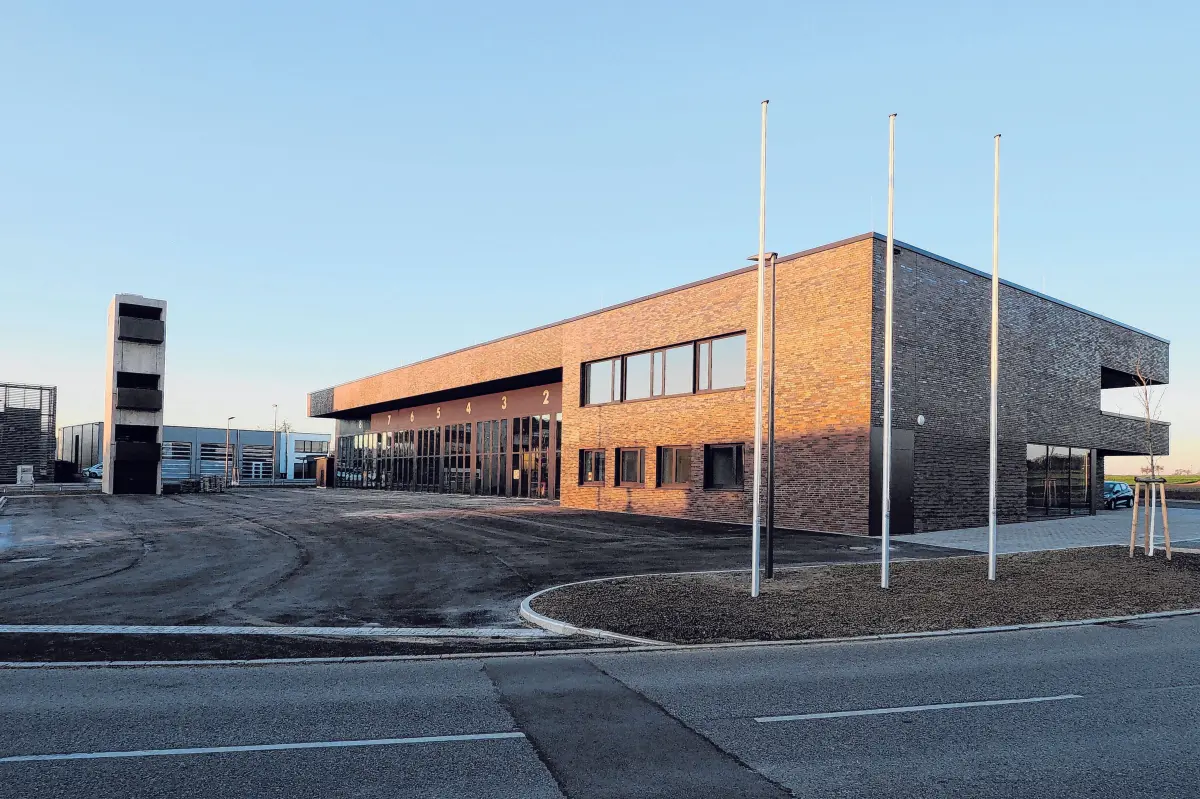Neubau Kusterdinger FeuerwehrhausMannschaft Kusterdinger FeuerwehrKusterdinger MusikvereinBei der Schlüsselübergabe v. li. Dr. Jürgen Soltau, Joachim Holder, Frank Ott und die beiden ArchitektenFoto: Gemeinde Kusterdingen⇥Honorarfrei