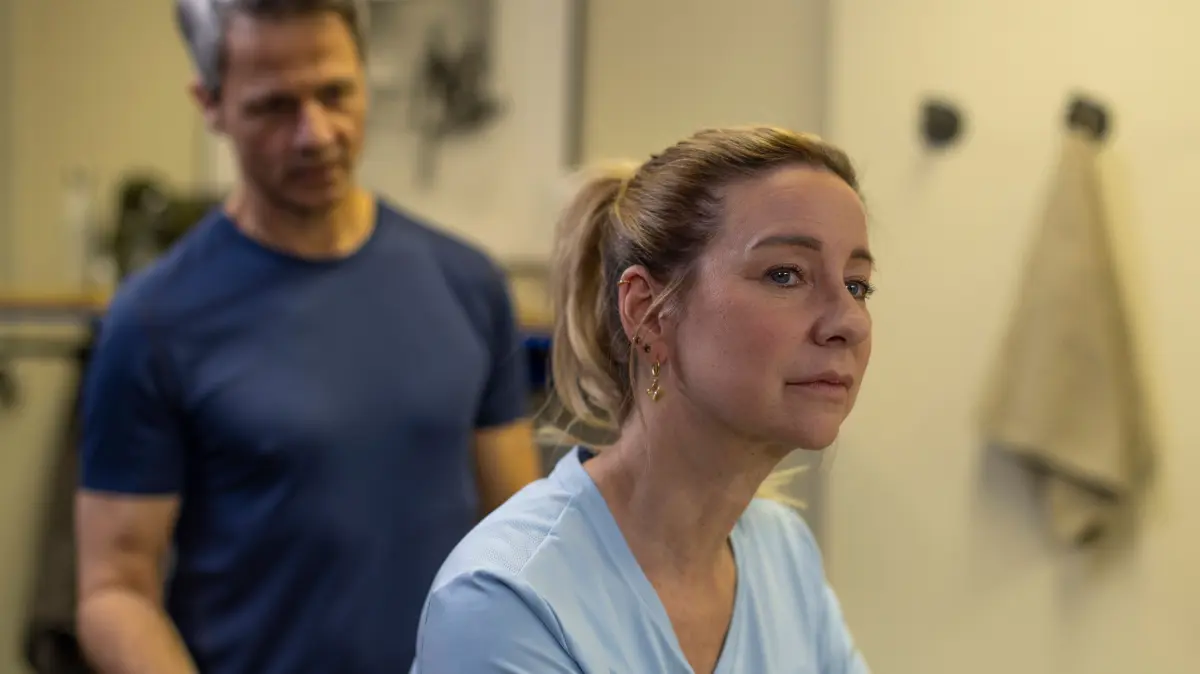 Benedikt (Jens Hajek) ist getroffen von Utes (Isabell Hertel) offener Verachtung.