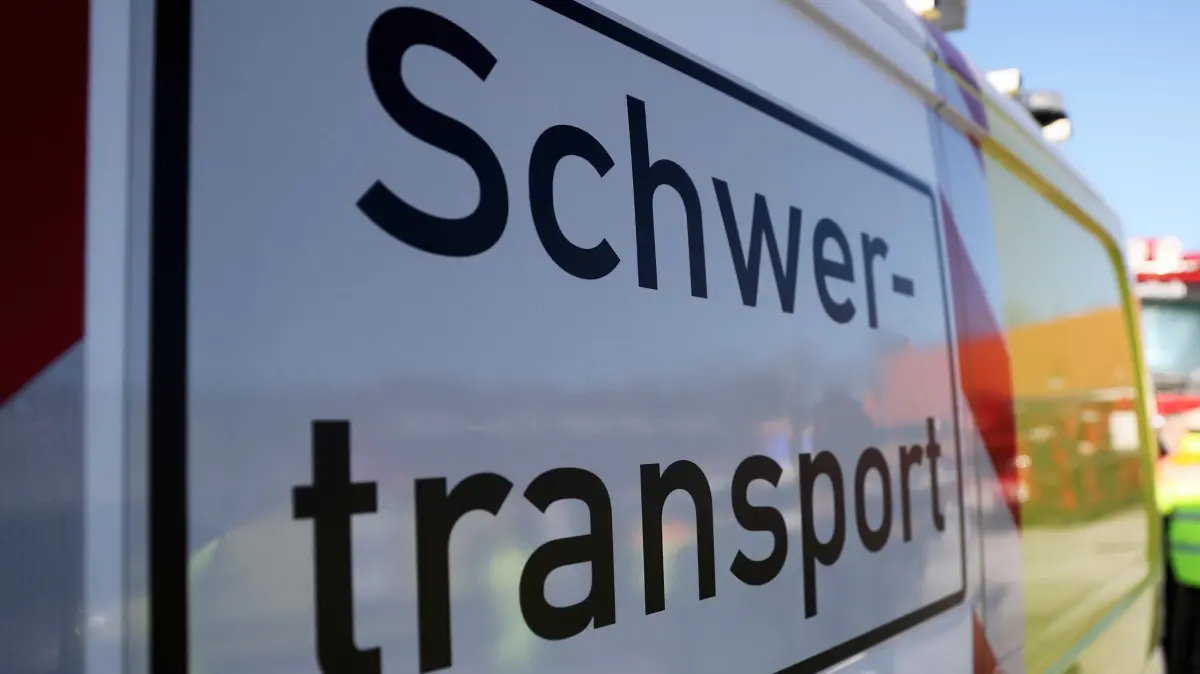 Schwerlasttransport: ARCHIV - 27.01.2017, Bayern, Nürnberg: Die Aufschrift «Schwertransport» ist auf einem Begleit-Fahrzeug für Schwertransporte zu lesen. (zu dpa: «Schwertransporter fährt sich fest: Kreuz Leverkusen gesperrt») Foto: Daniel Karmann/dpa +++ dpa-Bildfunk +++