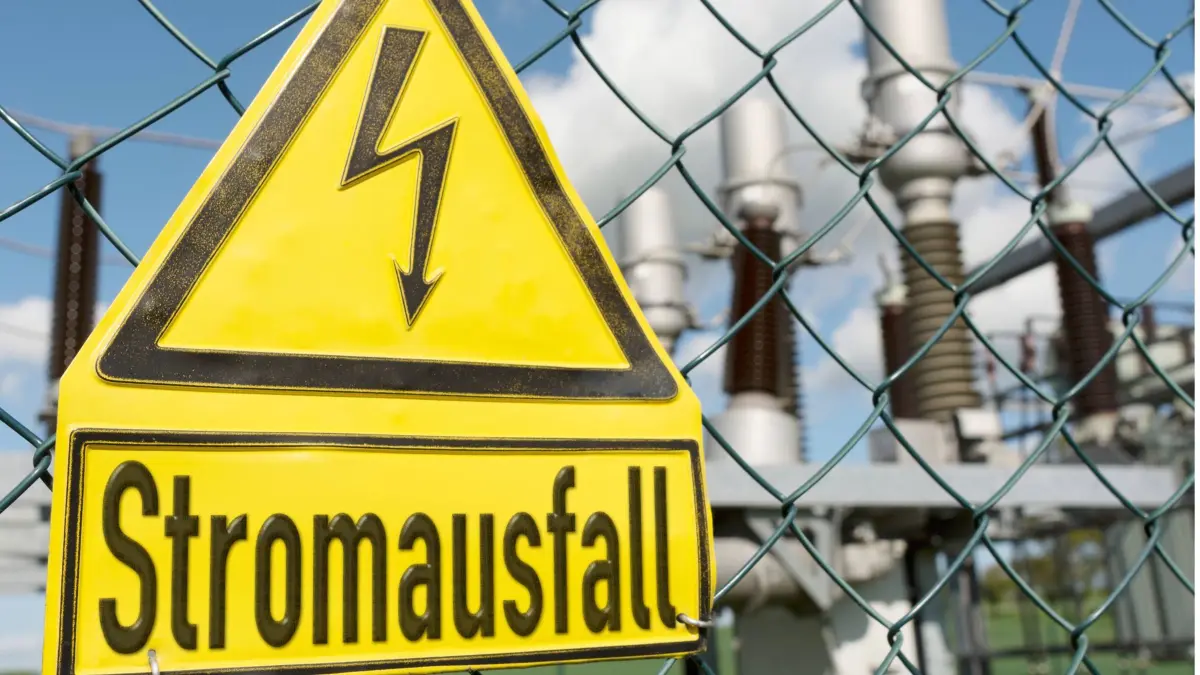 Warnschild Stromausfall vor Umspannwerk Symbolbild zum Thema Stromausfall in Deutschland *** Warning sign Power failure in front of substation Symbolic image on the subject of power failure in Germany