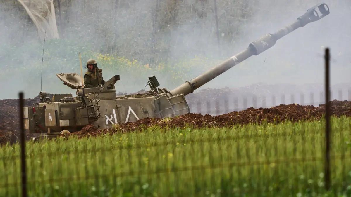 Nahostkonflikt - Grenze Israel-Libanon: 15.04.2026, Israel, Grenze Israel-Libanon: Ein israelischer Soldat steht auf einer Artillerieeinheit, die von Nordisrael aus auf den Südlibanon feuert. Foto: Ariel Schalit/AP/dpa +++ dpa-Bildfunk +++