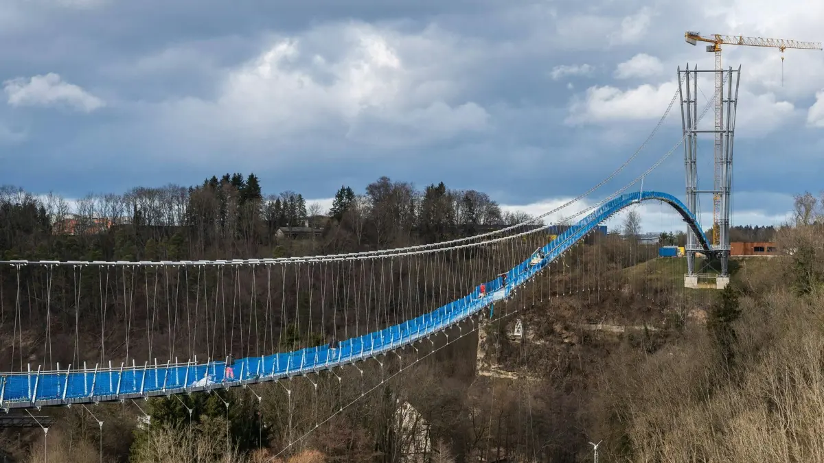 Ganz ordentlich rauf und runter geht es für die Fußgänger auf der Rottweiler Hängebrücke.