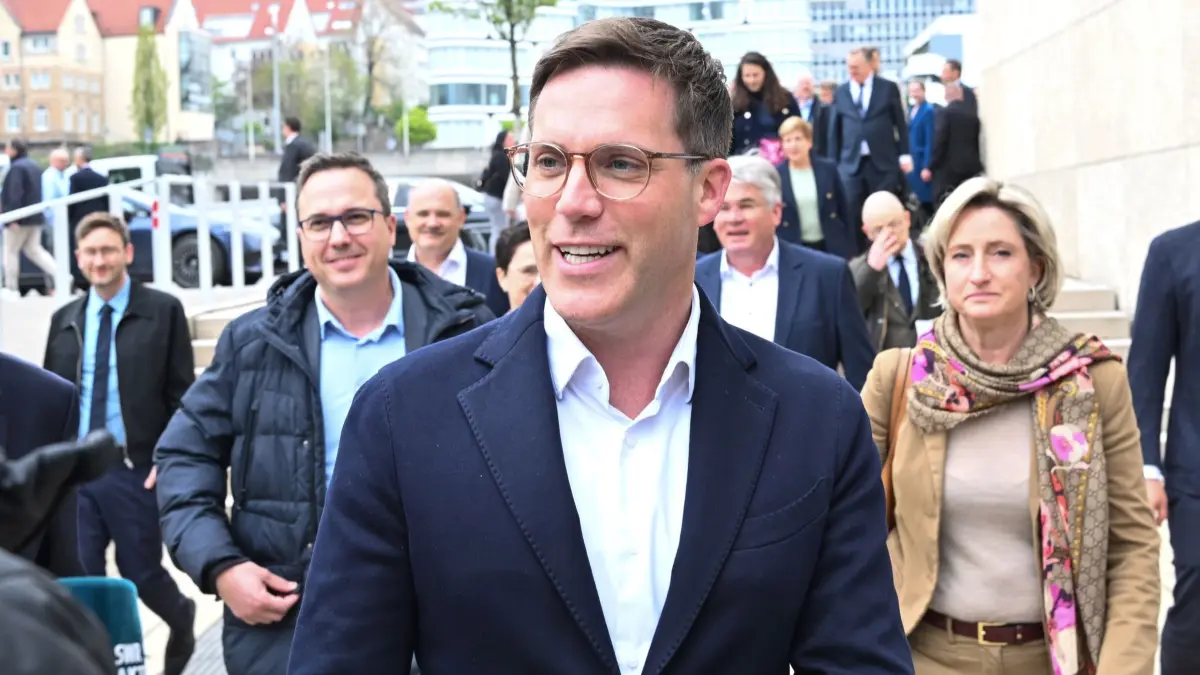 Koalitionsverhandlungen zwischen Grünen und CDU beginnen: 15.04.2026, Baden-Württemberg, Stuttgart: Manuel Hagel (m, CDU, Verhandlungsführer) geht gemeinsam mit Andreas Deuschle (l) und Nicole Hoffmeister-Kraut (r, Wirtschaftsministerin von Baden-Württemberg) in die Sparkassenakademie zu den beginnenden Koalitionsverhandlungen zwischen Grünen und CDU. Foto: Bernd Weißbrod/dpa +++ dpa-Bildfunk +++