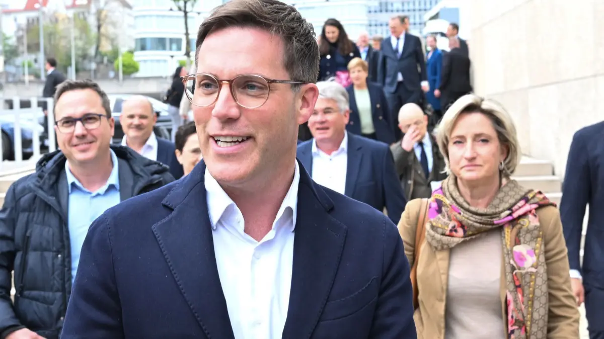 Koalitionsverhandlungen zwischen Grünen und CDU beginnen: 15.04.2026, Baden-Württemberg, Stuttgart: Manuel Hagel (m, CDU, Verhandlungsführer) geht gemeinsam mit Andreas Deuschle (l) und Nicole Hoffmeister-Kraut (r, Wirtschaftsministerin von Baden-Württemberg) in die Sparkassenakademie zu den beginnenden Koalitionsverhandlungen zwischen Grünen und CDU. Foto: Bernd Weißbrod/dpa +++ dpa-Bildfunk +++