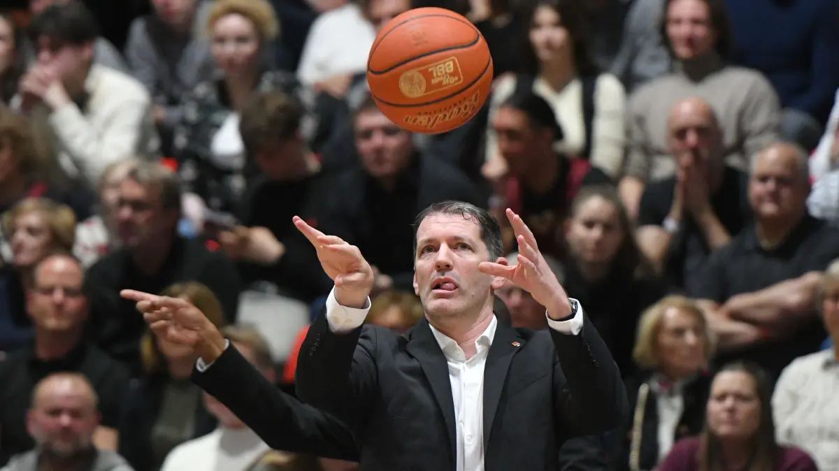 GER, NINERS Chemnitz vs. ratiopharm ulm, Basketball, easyCredit BBL, 23. Spieltag, Saison 2025/2026, 15.04.2026: Ty Harrelson (Trainer, Head Coach, ratiopharm ulm) faengt den Ball, Tyron McCoy (Assistenztrainer, Assistant Coach, ratiopharm ulm) hinter ihm.
GER, NINERS Chemnitz vs. ratiopharm ulm, Basketball, easyCredit BBL, 23. Spieltag, Saison 2025/2026, 15.04.2026
Foto: Eibner-Pressefoto/Bert Harzer