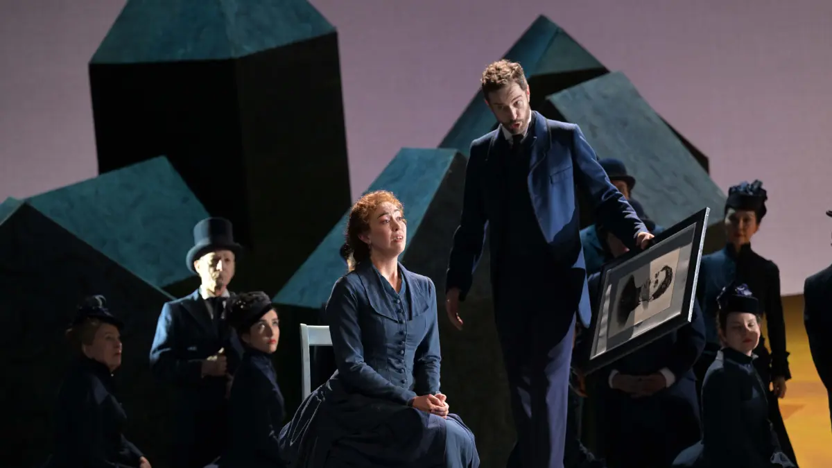 Ein Ulmer auf der Frankfurter Opernbühne: Sebastian Geyer singt den Albert in "Werther"" - in einer Szene mit Bianca Andrew als Charlotte.