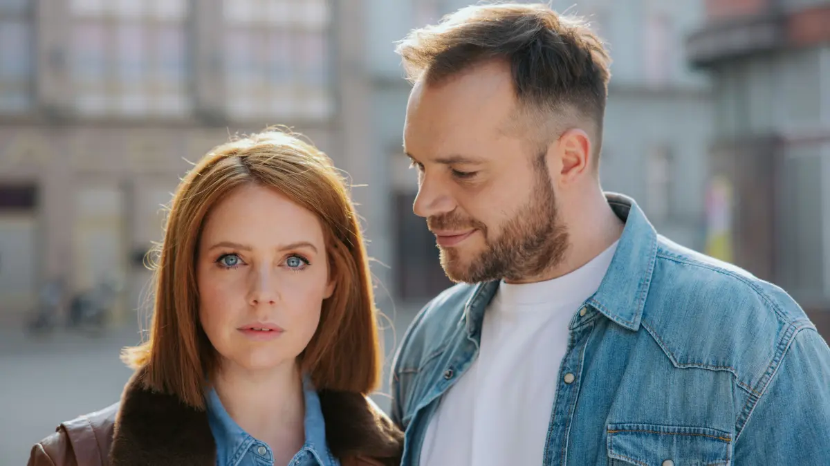 Toni (Olivia Marei) hat sich von Erik (Patrick Heinrich) getrennt und will eigentlich nichts mehr mit ihm zu tun haben.