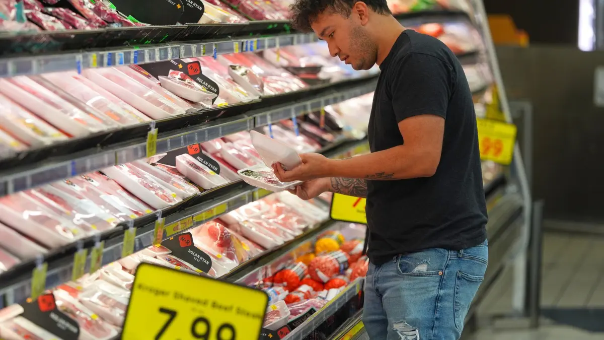 US-Wirtschaft: 15.04.2026, USA, Dallas: Ein Kunde sieht sich Fleischpakete in einem Lebensmittelgeschäft in Dallas an. Foto: LM Otero/AP/dpa +++ dpa-Bildfunk +++