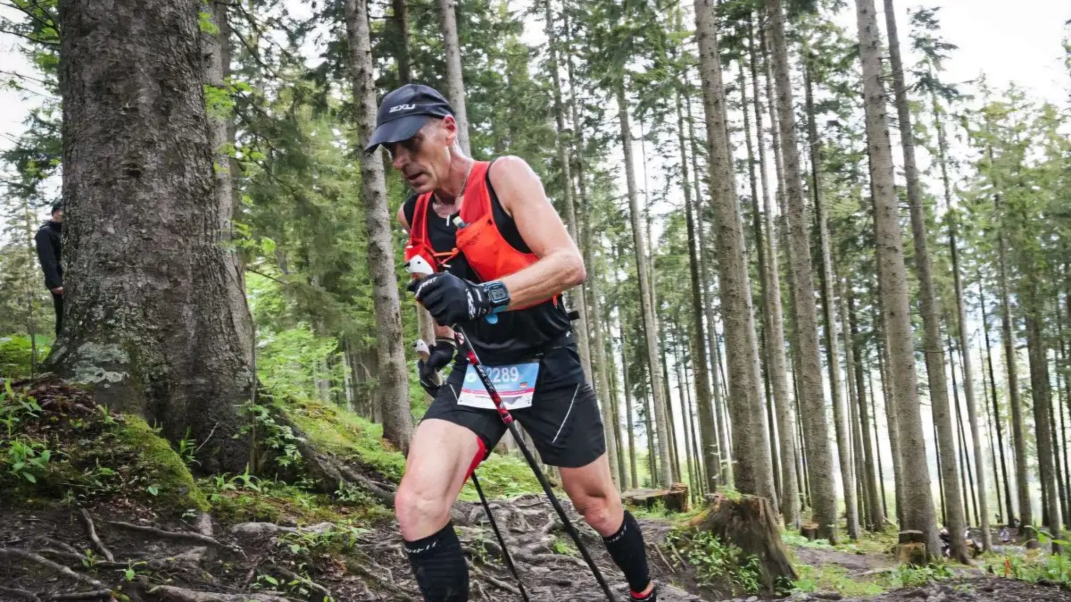 Querfeldein: Beim Nordic Walking geht es an die frische Luft, ein weiterer Bonus für die eigene Gesundheit. Wobei es bei Wettbewerben natürlich weniger gesund, sondern durchaus fordernd zugehe, sagt Michael Epp.