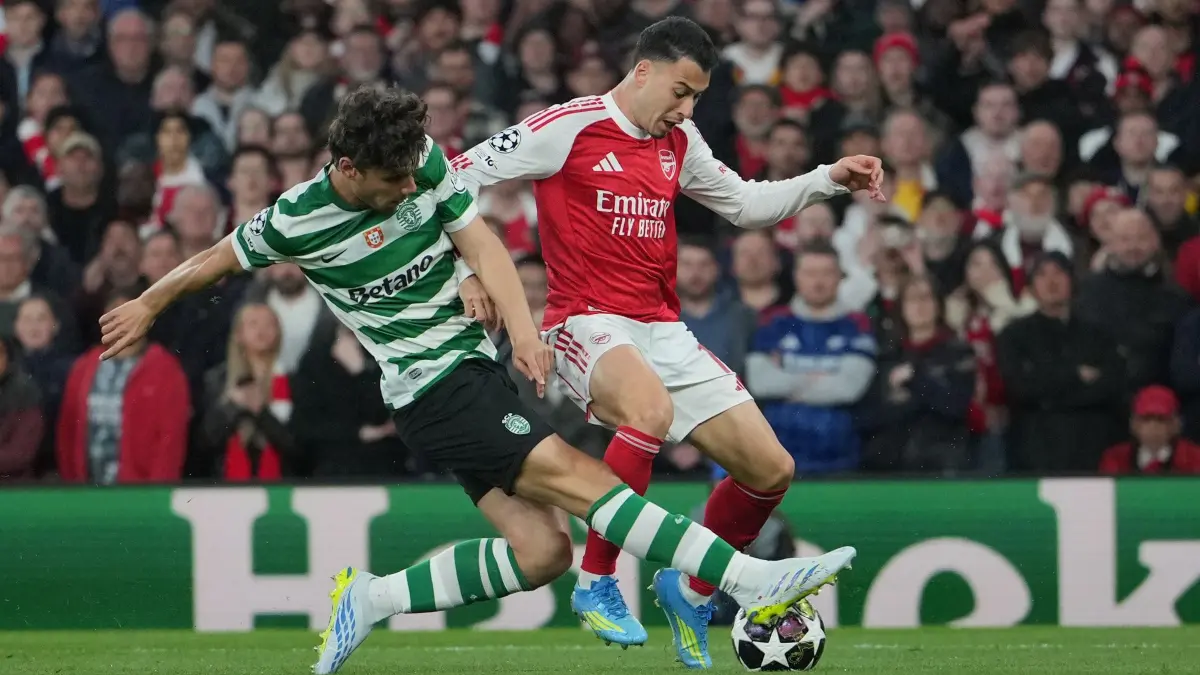 Vor dem Spiel FC Arsenal - Sporting Lissabon: 15.04.2026, Großbritannien, London: Fußball, Männer: Champions League, FC Arsenal - Sporting Lissabon, K.o.-Runde, Viertelfinale, Rückspiele, Emirates Stadium. Eduardo Quaresma (l) von Sporting blockiert Gabriel Martinelli von Arsenal. Foto: Kin Cheung/AP/dpa - ACHTUNG: Nur zur redaktionellen Verwendung +++ dpa-Bildfunk +++