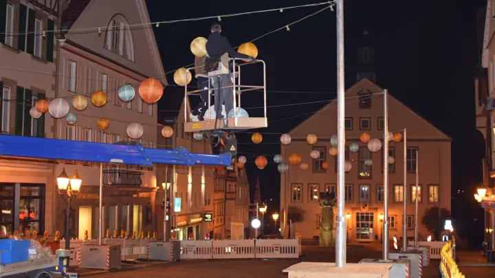 48 bunte Lampions am Himmel über dem Marktplatz