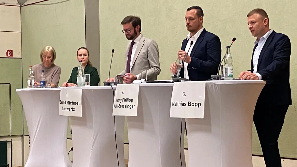 Bürgermeisterwahl Donzdorf Kandidatenvorstellung in der Heldenberghalle in Winzingen: von links: die Moderatorinnen Ursula Seimetz und Sarah Ferschmann, dann Bernd Schwarz, Danny Kuhl-Zaussinger und Matthias Bopp.