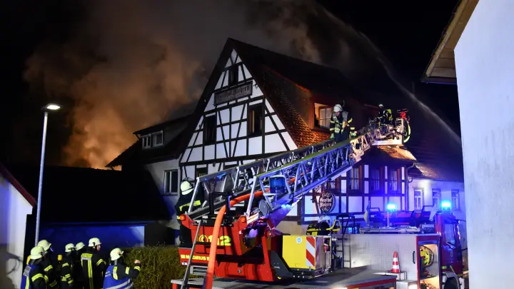 112 Feuerwehrleute kämpfen gegen Feuer in Mehrfamilienhaus