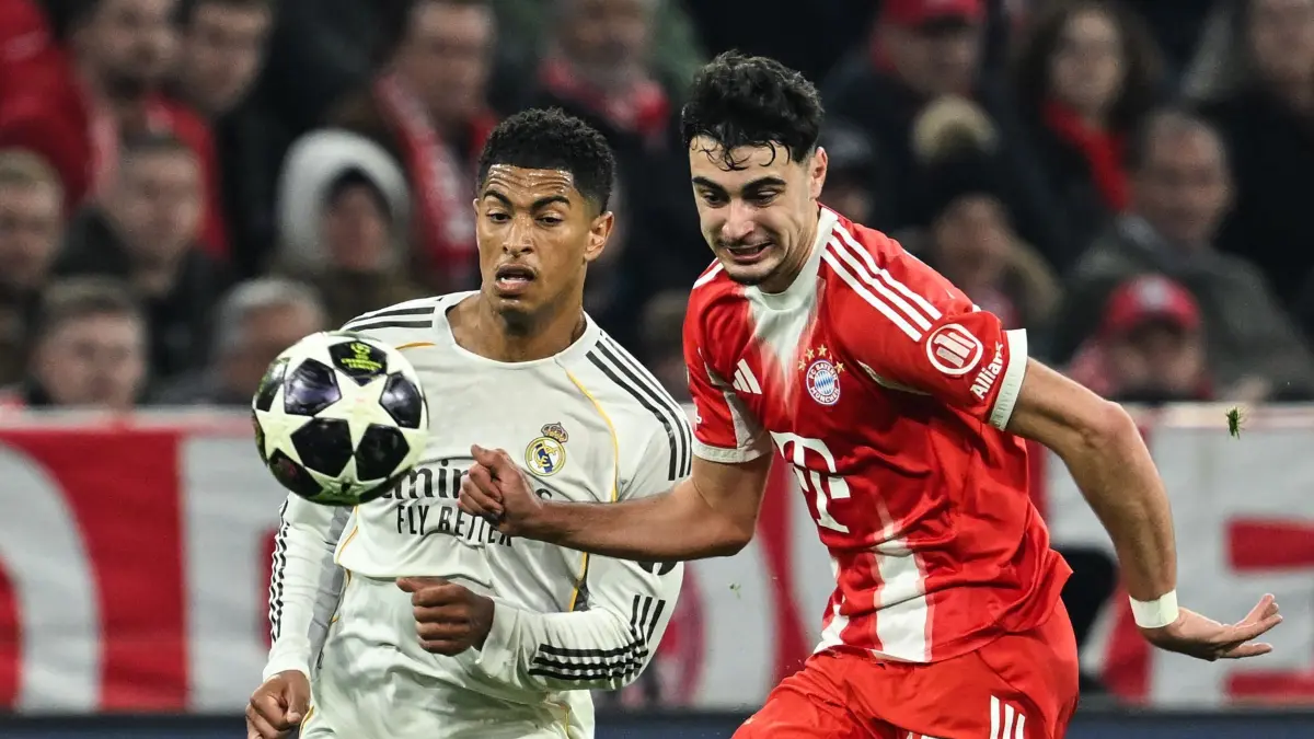 Bayern München - Real Madrid: 15.04.2026, Bayern, München: Fußball, Männer: Champions League, Bayern München - Real Madrid, K.o.-Runde, Viertelfinale, Rückspiele, Allianz Arena, Jude Bellingham (Real Madrid) und Aleksandar Pavlovic (r, Bayern München) kämpfen um den Ball. Foto: Sven Hoppe/dpa +++ dpa-Bildfunk +++