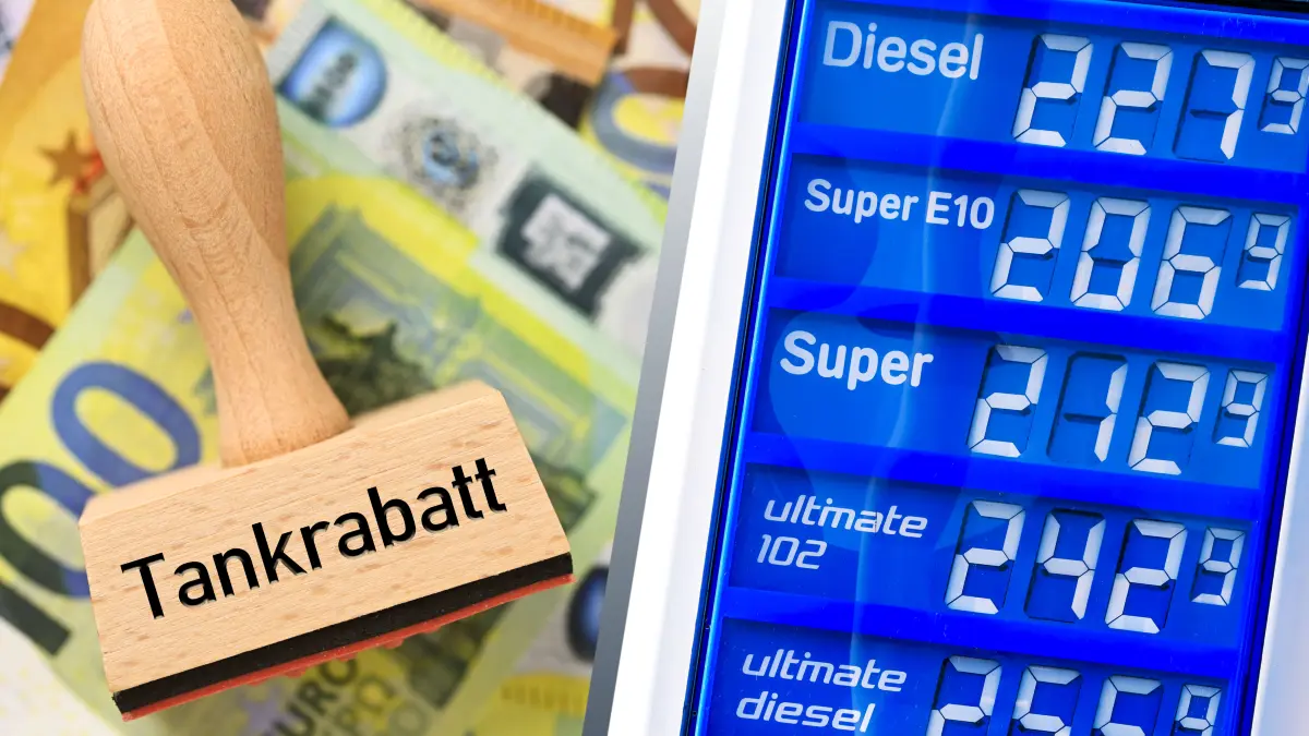 Das Entlastungspaket der Bundesregierung - Symbolbild: Stempel mit Aufschrift Tankrabatt auf Euroscheinen und Preistafel an einer Tankstelle, Fotomontage +++ nur redaktionelle Nutzung