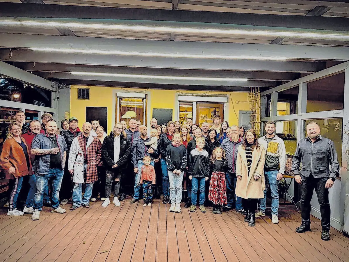Die Mitarbeiter und deren Partner gehören für Steffen quasi zum erweiterten Familienkreis. Häufig trifft sich die Belegschaft mit Familien und grillt auf dem Betriebsgelände.
