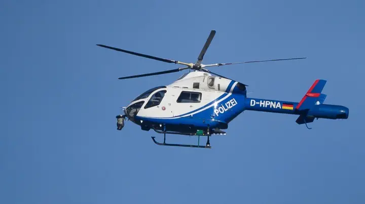 Polizei sucht mit Hubschrauber und Hunden nach 21-Jährigem