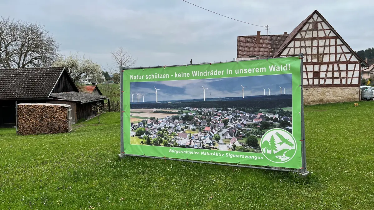 Mit großen Plakaten macht die Bürgerinitiative „NaturAktiv Sigmarswangen“ auf ihre Anliegen aufmerksam.