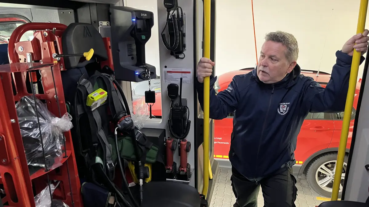 Uwe Hartmann zeigt die Sitzplätze für die Atemschutzgeräteträger im Löschfahrzeug.