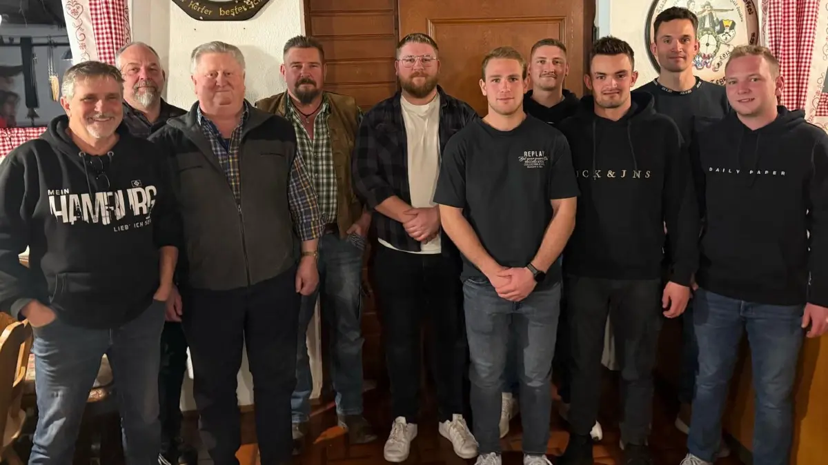 Der Ausschuss der Vogelfreunde hat eine Verjüngungskur erfahren: Eckhard Schmid, Ottmar Hörter, Hermann Schneider, Marc Birkle, Marvin Birkle, Levin Hilsenbeck, Jan Winterholer, Angelo Schmid, Claudio Schmid, Marian Hilsenbeck (v.l.). Es fehlt: Luis Schlaich