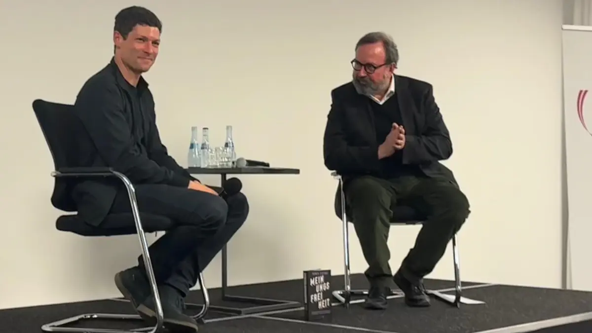 Ronen Steinke (links) und Gesprächspartner Bernd Villhauer vom Weltethosinstitut