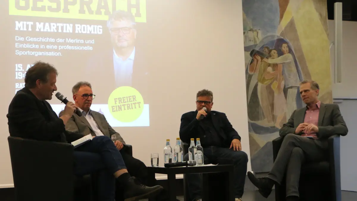 Folker Förtsch (links) und Martin Dilger (rechts) moderieren die kurzweilige Gesprächsrunde mit Merlins-Geschäftsführer Martin Romig (Zweiter von rechts) und Professor Oliver Schwab.