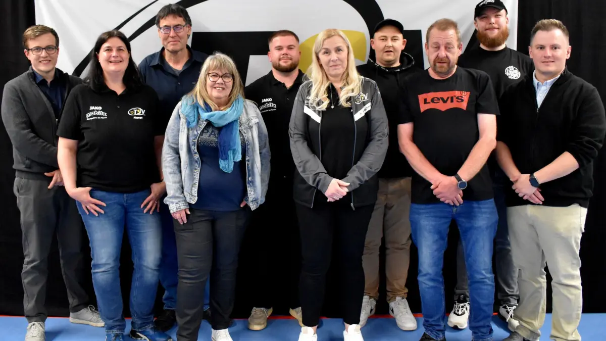 Der neue Vereinsausschuss des TSV-Oberdigisheim: Alexander Marquart (2. Vorstand, von links), Karin Zahner (Beisitzerin / AL Kinderturnen), Jürgen Clesle (Beisitzer),Ursula Fritsch (Schriftführerin), Aron Pahl (Beisitzer), Karin Schatton (Beisitzerin / AL Volleyball), Benjamin Sontheim (Beisitzer / AL Fußball), Timo Sontheim (Beisitzer / Jugendleiter), Carsten Wesner (Kassierer) und Kevin Rieker (Vorsitzender).