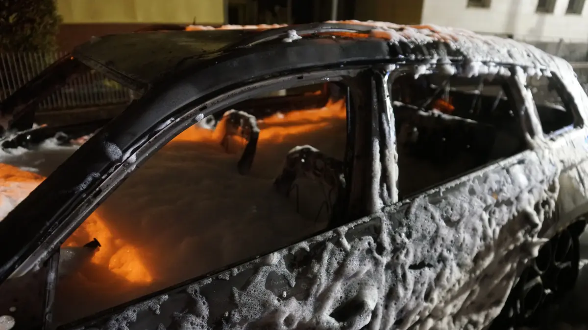 Brennende Autos in Albershausen - Schaden wird auf rund 200.000 Euro geschätzt