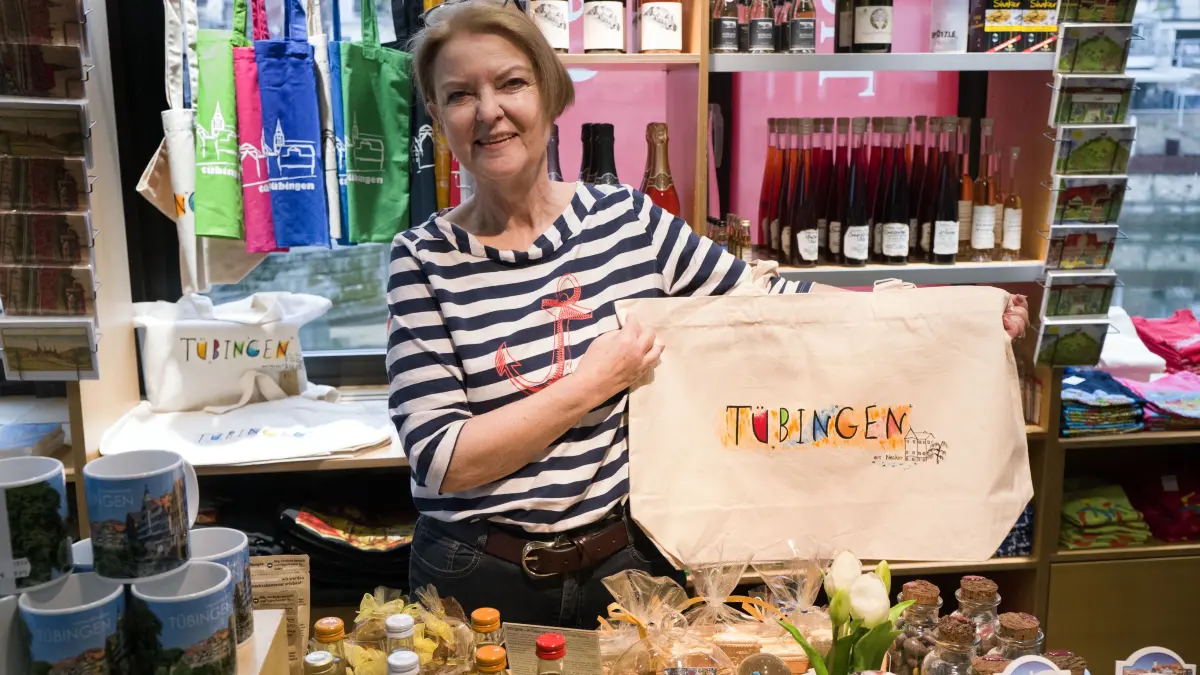 Tübingen Bürger- und Verkehrsverein BVV Gabriele Eberle Souvenirs, Souvenirs sang Bill Ramsey in den 50er Jahren. Für die ehemalige Geschäftsführerin des Tübinger Bürger- und Verkehrsvereins Gabriele Eberle waren sie eine wichtige Säule zur Finanzierung des nach 135 Jahren aufgelösten Vereins. Aufnahme Klaus Franke 13.04.2026