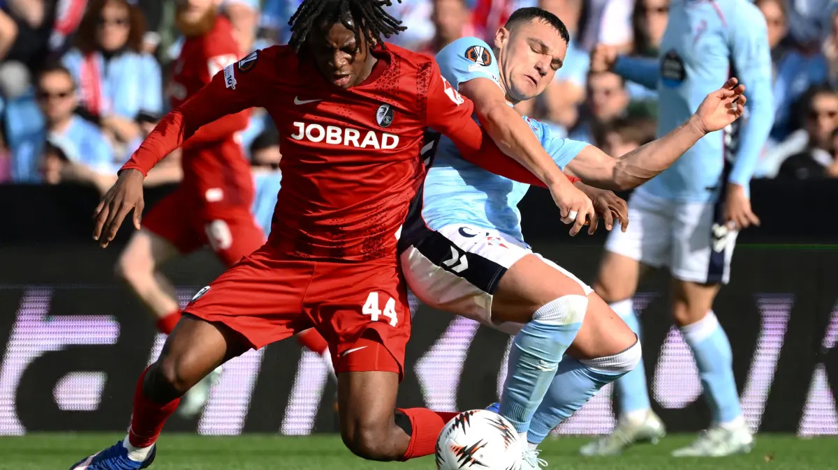 Freiburg's Swiss midfielder #44 Johan Manzambi and Celta Vigo's Spanish forward #09 Ferran Jutlga fight for the ball during the UEFA Europa League quarter final second leg football match between RC Celta de Vigo and SC Freiburg at Balaidos Stadium in Vigo on April 16, 2026. (Photo by Miguel RIOPA / AFP)
