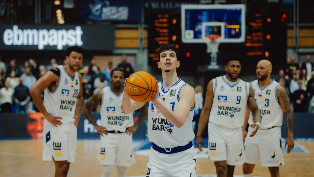 Nico Santana hat im Hinspiel in Bochum seinen persönlichen Pro-A-Rekord aufgestellt. Beim 110:84-Sieg am ersten Spieltag der Saison 2025/26 erzielte er in seinen 13:39 Minuten Spielzeit 16 Punkte.